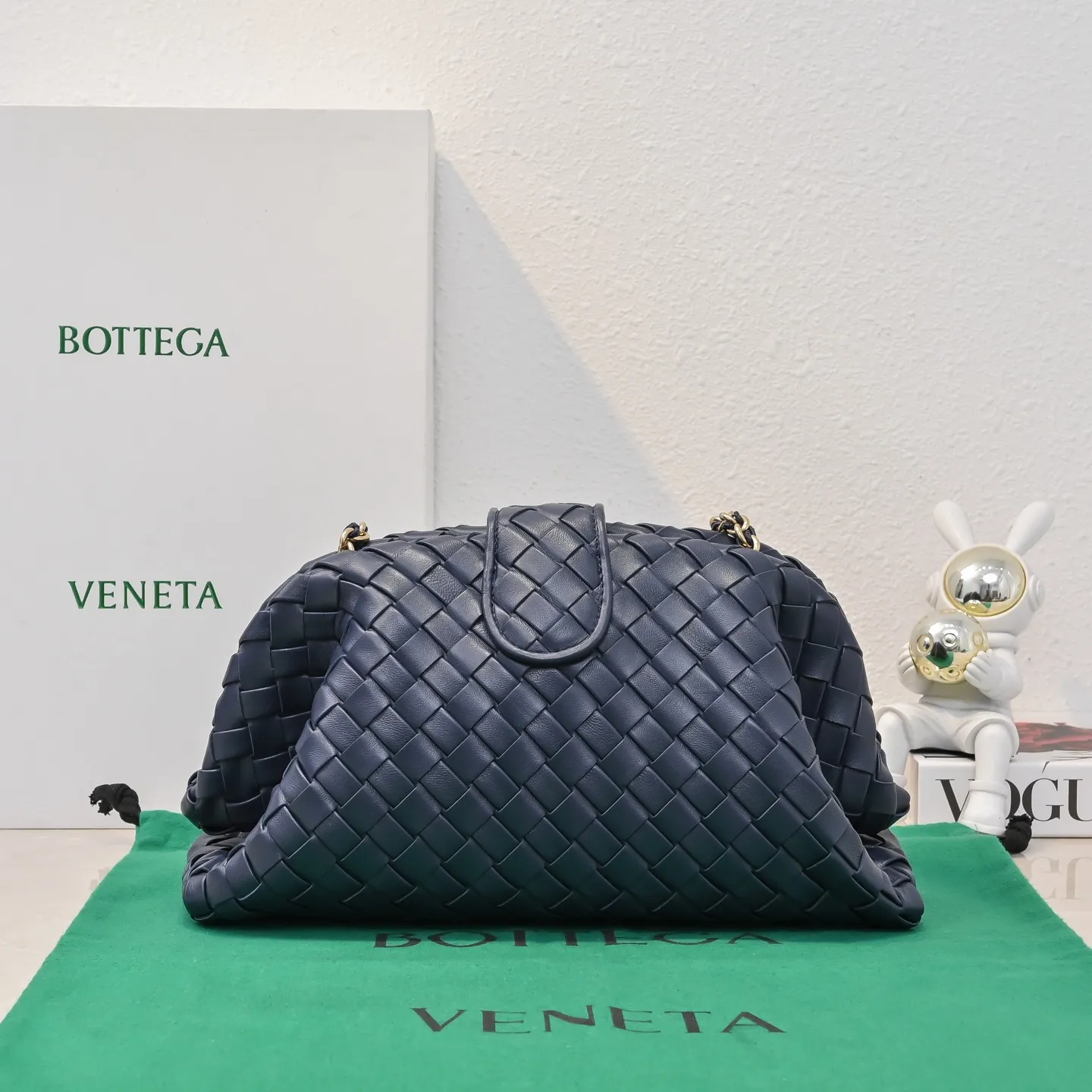 Batch 2260 Bitters Venetia 2024 summer series brings Lauren 1980 handbags back to the public eye. The design of the bag is inspired by ancient Roman architecture. It uses the brand's iconic Intrecciato lambskin woven bag body with a hard frame. No logo can be seen on the whole bag. It is equipped with a leather woven metal chain. When using it as a clutch, just put the chain directly in the bag ~ showing an elegant and timeless style. Decades later, when Lauren Hutton once again walked on the Bottega Venetia spring and summer show with this bag, the charm of the year still remains intact despite the passage of time. Size: 31.5*16.5*11 Style No.: 5807